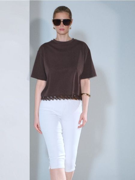 Jeansy capri z paskiem - kremowy. Białe jeansy Sinsay, bez wzorów. W wyprzedaży za 29.99 zł.