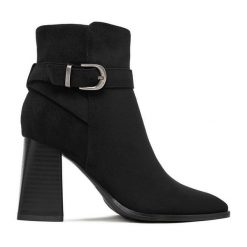 Botki JENNY. Czarne botki Jenny, bez wzorów, bez obcasa, na słupku, bez zapięcia. Za 179.99 zł.