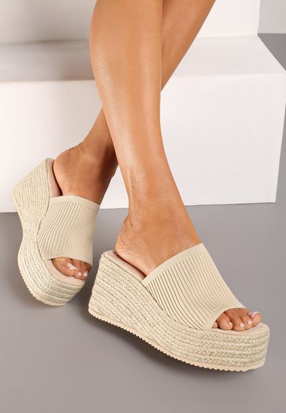 Beżowe Klapki na Koturnie Ozdobionym Plecionką Obdaria. Brązowe klapki Renee, bez wzorów, bez obcasa, na koturnie. Za 54.99 zł.