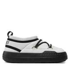 Botki Moon Boot. Czarne botki Moon Boot, bez wzorów, bez obcasa, na płaskiej podeszwie, bez zapięcia. Za 759.99 zł.