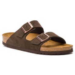 Klapki Birkenstock. Brązowe klapki Birkenstock, bez wzorów, z zamszu, bez obcasa. Za 459.99 zł.