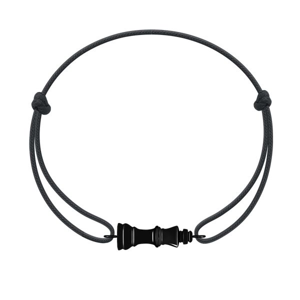 Bransoletka z czarną zawieszką w kształcie figury szachowej Król na czarnym sznurku. Czarne bransoletki Lilou, ze stali. Za 129.00 zł.