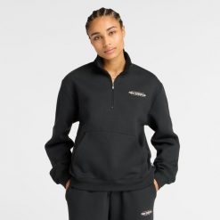 Bluza damska New Balance WT53513BK – czarna. Czarne bluzy New Balance, m, bez wzorów, z bawełny, bez kaptura. Za 299.99 zł.