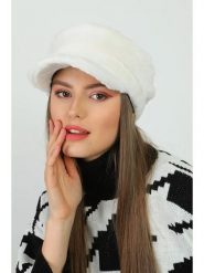 Lucky Bees Czapka w kolorze białym rozmiar: onesize. Białe czapki Lucky Bees, bez wzorów, z futra. Za 91.77 zł.