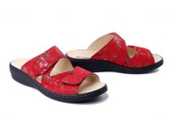 DR. BRINKMANN 701082-04 rot, klapki damskie. Czerwone klapki Dr. Brinkmann, bez wzorów, ze skóry, bez obcasa. Za 229.42 zł.