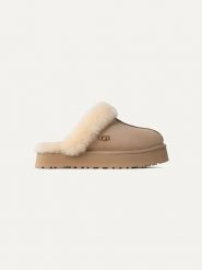 UGG Skórzane kapcie "Disquette" w kolorze beżowym rozmiar: 38. Brązowe obuwie domowe UGG, bez wzorów, ze skóry, bez zapięcia. Za 474.41 zł.
