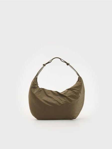 Nylonowa torebka na ramię - jasny zielony. Zielone torby na ramię Reserved, bez wzorów, z nylonu, na ramię, bez dodatków. W wyprzedaży za 39.99 zł.