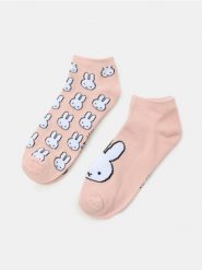 Skarpetki z nadrukiem Miffy - beżowy. Brązowe skarpety Sinsay, bez wzorów. Za 12.99 zł.