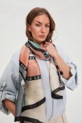 Wzorzysty szal miętowy. Zielone szaliki MOODO, bez wzorów, z poliesteru. Za 59.99 zł.