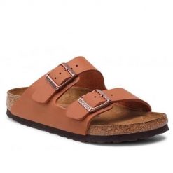 Klapki damskie Birkenstock Arizona. Brązowe klapki Birkenstock, bez wzorów, z materiału, bez obcasa. Za 582.00 zł.