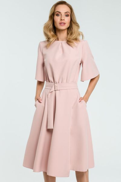 Sukienka elegancka rozkloszowana z paskiem pudrowy róż. Czerwone sukienki Sukienki.shop, do pracy, l, bez wzorów, z elastanu, biznesowe, bez kołnierzyka, bez ramiączek, midi, dopasowane. Za 129.00 zł.