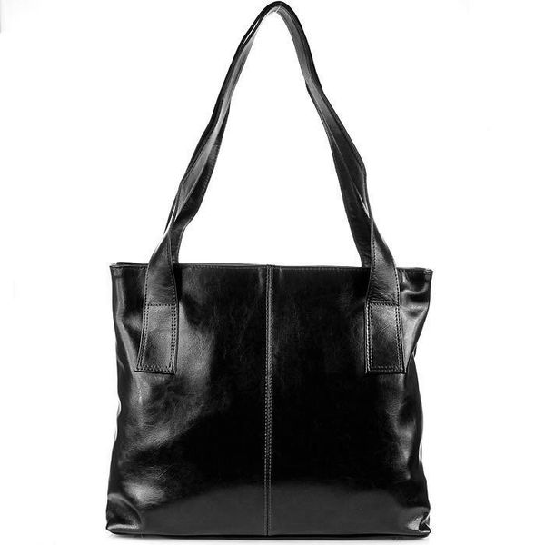 Torebka skórzana damska DAN-A T222 czarna. Czarne torebki klasyczne DAN-A, bez wzorów, ze skóry, bez dodatków. Za 399.99 zł.