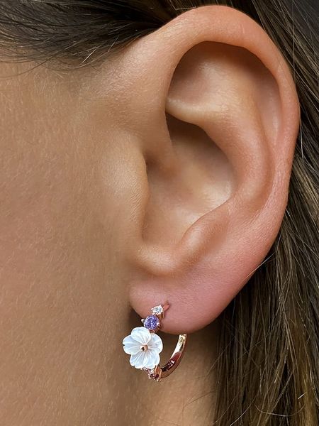 Les Petites Précieuses Pozłacane kolczyki-kreole z masą perłową i cyrkoniami rozmiar: onesize. Białe kolczyki Les Petites Précieuses, z cyrkonią, pozłacane. Za 173.99 zł.