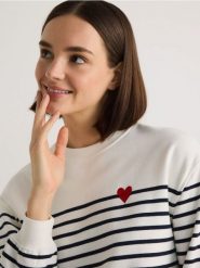 Bawełniana bluza z haftem - wielobarwny. Bluzy Reserved, l, bez wzorów, z bawełny, bez kaptura. W wyprzedaży za 39.99 zł.