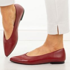 Czerwone skórzane czółenka damskie T.Sokolski 307. Czerwone baleriny Sokolski, bez wzorów, ze skóry, bez obcasa, na płaskiej podeszwie. W wyprzedaży za 263.12 zł.