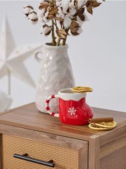 Ceramiczny kubek z uchem w kształcie skarpety - czerwony. Czerwone skarpety Sinsay, bez wzorów. Za 15.99 zł.