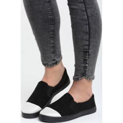 Czarne Slip On Lenny. Czarne trampki Born2be, bez wzorów, bez zapięcia. Za 49.99 zł.