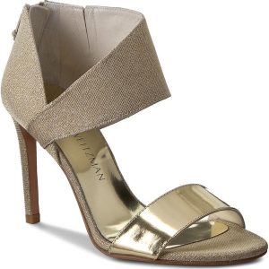 Sandały STUART WEITZMAN - Getonup Pale Gold Nocturn. Żółte sandały Stuart Weitzman, bez wzorów, z materiału, eleganckie, bez obcasa, na obcasie, bez zapięcia. W wyprzedaży za 879.00 zł.
