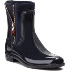 Kalosze TOMMY HILFIGER - Material Mix Rain Bo FW0FW03562 Midnight 403. Niebieskie kalosze TOMMY HILFIGER, bez wzorów, z materiału. W wyprzedaży za 279.00 zł.