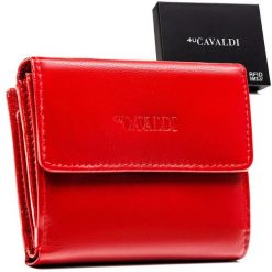 Skórzany portfel damski w czerwonym kolorze zamykany na zatrzask 4U Cavaldi RD-44-GCL. Czerwone portfele 4U Cavaldi, bez wzorów, ze skóry. Za 69.99 zł.