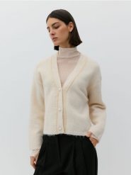 Miękki kardigan z ozdobnymi guzikami - kremowy. Białe kardigany Reserved, l, bez wzorów, z dzianiny. W wyprzedaży za 79.99 zł.