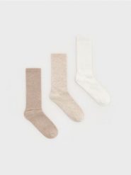 Skarpetki z bawełną 3 pack - kremowy. Białe skarpety Reserved, bez wzorów, z bawełny. W wyprzedaży za 22.99 zł.