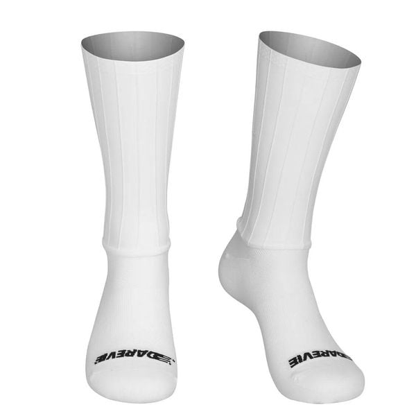 Skarpety rowerowe aerodynamiczne – białe. Białe skarpety DAREVIE, bez wzorów, z elastanu. Za 97.99 zł.