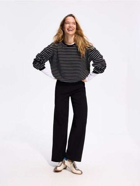 Bawełniana bluza w paski - czarny. Czarne bluzy Reserved, l, bez wzorów, z bawełny, bez kaptura. Za 99.99 zł.