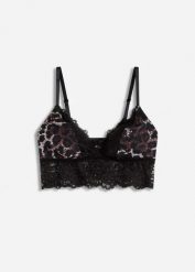 Biustonosz bustier z trójkątnymi miseczkami z koronką. Czarne biustonosze bonprix, bez wzorów, z koronki. Za 77.99 zł.
