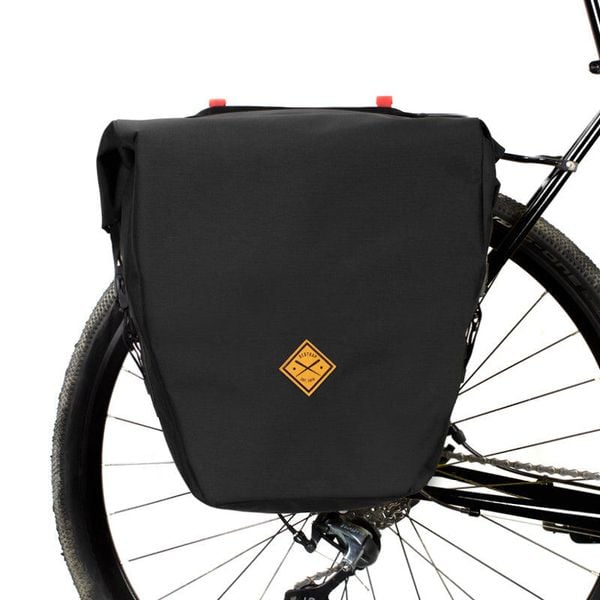 Torba rowerowa Pannier Large w kolorze czarnym RESTRAP. Czarne torby na laptopa RESTRAP, bez wzorów, z materiału. Za 522.65 zł.