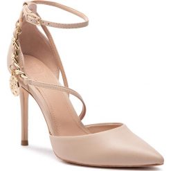 Szpilki GUESS - FL5BRI LEA08 CREAM. Brązowe szpilki Guess, z aplikacjami, ze skóry ekologicznej, eleganckie, bez obcasa, na obcasie, bez zapięcia. W wyprzedaży za 409.00 zł.
