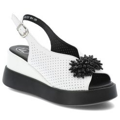 Sandały damskie Filippo, na koturnie skórzane z dziurkami z ozdobą ze sprzączką, białe, DS6076-25-WH. Białe sandały Filippo, z aplikacjami, ze skóry, bez obcasa, na koturnie, bez zapięcia. Za 139.00 zł.