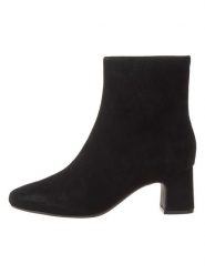 Clarks Skórzane botki "Fernie" w kolorze czarnym rozmiar: 40. Czarne botki Clarks, bez wzorów, ze skóry, bez obcasa, bez zapięcia. Za 299.95 zł.