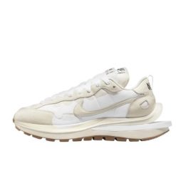Buty do chodzenia dla dorosłych Nike Vaporwaffle Sacai Sail Gum. Białe obuwie sportowe Nike, bez zapięcia, trekkingowe. W wyprzedaży za 2,590.80 zł.