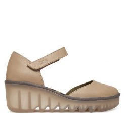 Półbuty Fly London. Brązowe czółenka Fly London, bez wzorów, bez obcasa, na koturnie, bez zapięcia. Za 547.99 zł.