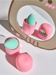 Gąbka do makijażu z etui Pusheen The Cat - wielobarwny. Aplikatory i gąbki Sinsay. Za 12.99 zł.