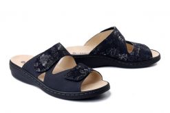 DR. BRINKMANN 700584-05 navy, klapki damskie. Niebieskie klapki Dr. Brinkmann, bez wzorów, ze skóry, bez obcasa. Za 284.90 zł.