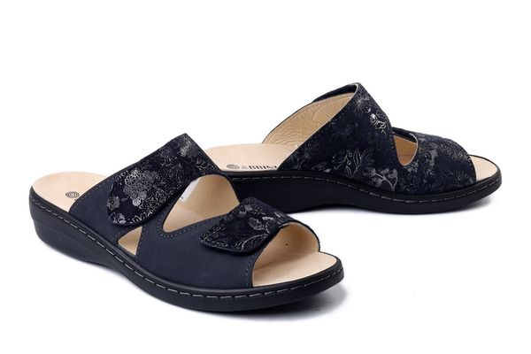 DR. BRINKMANN 700584-05 navy, klapki damskie. Niebieskie klapki Dr. Brinkmann, bez wzorów, ze skóry, bez obcasa. Za 284.90 zł.