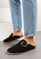 Czarne Klapki Mule w Stylu Chodaków z Klamrą Ablera. Czarne klapki Born2be, bez wzorów, bez obcasa, na płaskiej podeszwie. Za 74.99 zł.