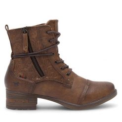 Trzewiki Mustang. Brązowe botki Mustang, bez wzorów, bez obcasa, na płaskiej podeszwie, bez zapięcia. Za 349.99 zł.