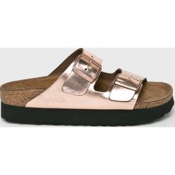 Papillio - Klapki Arizona. Czerwone klapki Papillio, bez wzorów, z materiału, bez obcasa, na obcasie. W wyprzedaży za 279.90 zł.