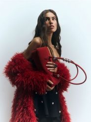 Zamszowa torebka na ramię - burgundowy. Czerwone torby na ramię Reserved, bez wzorów, z zamszu, na ramię, zamszowe, bez dodatków. Za 299.99 zł.