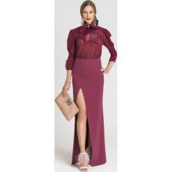 SUKIENKA ELISABETTA FRANCHI. Czerwone sukienki Elisabetta Franchi, na co dzień, z aplikacjami, z tkaniny, eleganckie, bez kołnierzyka, bez ramiączek, maxi, dopasowane. Za 2,199.00 zł.