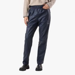 Spodnie przeciwdeszczowe kobiece Swedemount Väderöarna Pants wodoodporne. Czarne spodnie sportowe SWEDEMOUNT, na lato, bez wzorów, trekkingowe. Za 199.99 zł.