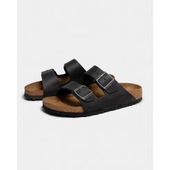 Klapki Birkenstock 552113. Czarne klapki Birkenstock, bez wzorów, z materiału, bez obcasa. Za 532.60 zł.