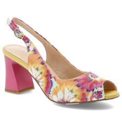 Żółte Sandały S.Barski Eleganckie Obuwie Damskie. Żółte sandały S.BARSKI, bez wzorów, eleganckie, z otwartym noskiem, bez obcasa, na obcasie, bez zapięcia. Za 349.00 zł.