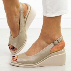 Złote skórzane sandały damskie S.Barski 539. Żółte sandały S.BARSKI, bez wzorów, ze skóry, klasyczne, bez obcasa, na koturnie, bez zapięcia. Za 229.00 zł.