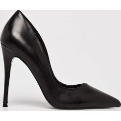 Steve Madden - Szpilki Daisie. Czarne szpilki Steve Madden, bez wzorów, z lakierowanej skóry, bez obcasa, na obcasie, bez zapięcia. W wyprzedaży za 269.90 zł.