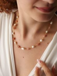 L'Atelier de Gaia Pozłacany naszyjnik z elementami ozdobnymi - dł. 43 cm rozmiar: onesize. Białe naszyjniki L'Atelier de Gaia, z perłą, pozłacane. Za 91.77 zł.