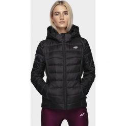 Kurtka puchowa damska KUDP200 - głęboka czerń. Czarne kurtki sportowe 4f, bez wzorów, bez kaptura, primaloft. Za 399.99 zł.